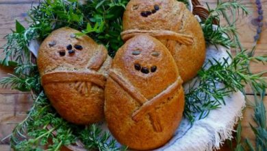 «Vlakhopoules» Christmas bread in human shapes