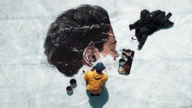 Πορτραίτα γυναικών αποτυπώνονται πάνω σε κομμάτια πάγου