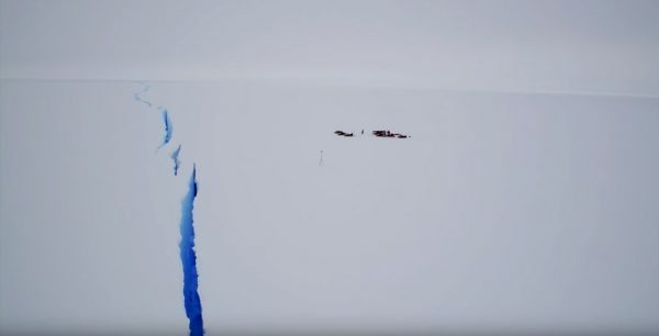 Όταν drone μπαίνει μέσα σε γιγάντια ρωγμή πάγων στην Ανταρκτική