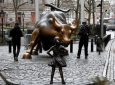 A statue of a defiant girl now confronts the famous «Charging Bull» on Wall St.