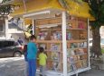 Ανταλλακτική βιβλιοθήκη για μικρούς και μεγάλους σε παλιό περίπτερο