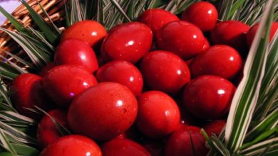 Γιατί βάφουμε κόκκινα αβγά το Πάσχα;