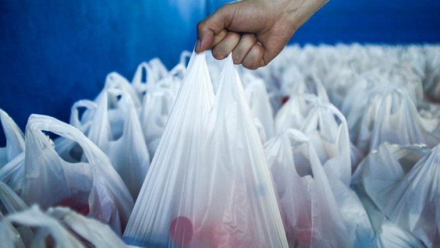 Εταιρεία στη Γκάνα μετατρέπει πλαστικές σακούλες σε πλάκες πεζοδρομίου