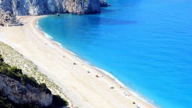 Ανακοίνωση Δήμου Λευκάδας σχετικά με την τοποθέτηση ομπρελών-ξαπλώστρων στην παραλία Μύλος