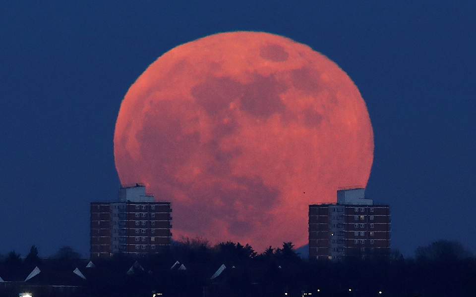 Έρχεται το «ματωμένο φεγγάρι» – Η ολική έκλειψη σελήνης θα κρατήσει σχεδόν δύο ώρες