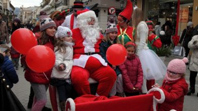 Ο Άγιος Βασίλης επισκέπτεται με το έλκηθρο του την Κεντρική Αγορά Λευκάδας