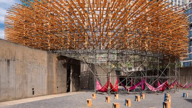 Ένα δάσος από χιλιάδες ξύλινες αιχμές σχηματίζουν ένα περίπτερο που κατασκεύασαν οι Μεξικανοί designers Pedro & Juana