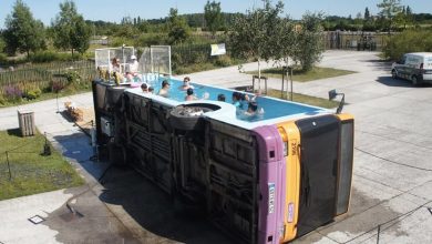 Ένα παλιό λεωφορείο στη Γαλλία μετατρέπεται σε δημόσια πισίνα