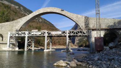 Εντυπωσιακές εικόνες: Αναστηλώθηκε το εμβληματικό γεφύρι στην Πλάκα – Χτισμένο το 1866 από τον αρχιμάστορα Μπέκα