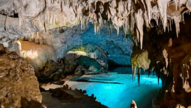 Μοναδικό σπήλαιο στα Τζουμέρκα: Σμιλευμένοι σταλαγμίτες σαν αφροί και κοκκινο-μπλε λίμνες αφήνουν άφωνους τους επισκέπτες
