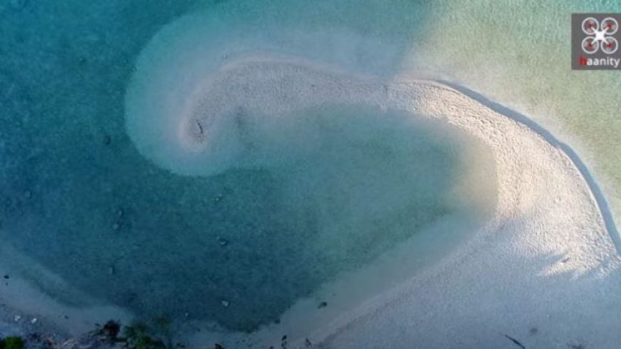 Σύβοτα, Διαπόρι: Η παραλία με το παράξενο σχήμα και τις διαφορετικές θερμοκρασίες νερού