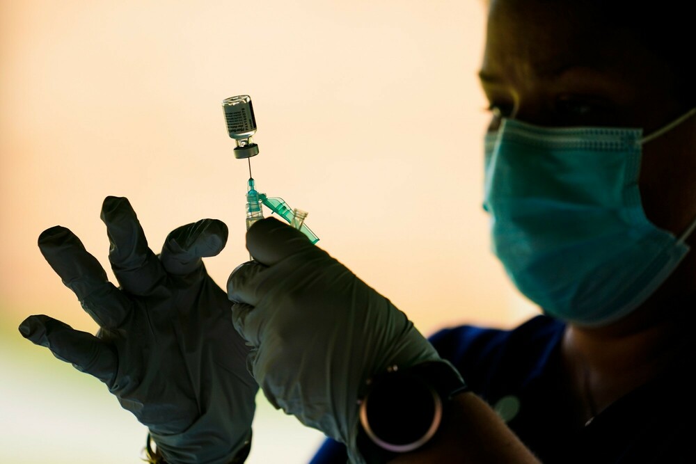 Υποχρεωτικός εμβολιασμός στους άνω των 60 ετών: Ποιοι και πώς εξαιρούνται – Τα πρόστιμα και οι προθεσμίες