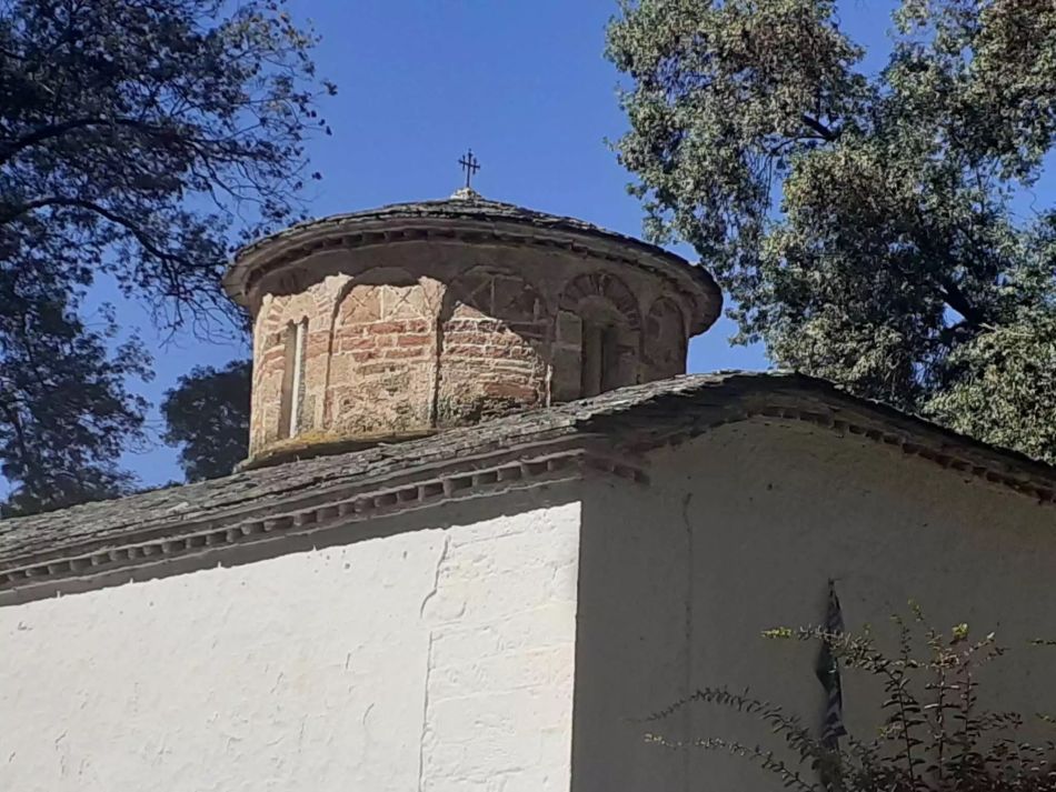 Πρέβεζα: Μέσα στη γραφική εκκλησία του Αγίου Βαρνάβα στον Λούρο που «στέκεται» για 10 αιώνες