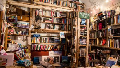 Μια συνέντευξη με τον πιο ενδιαφέροντα βιβλιοπώλη του πλανήτη – που εδρεύει στη Σαντορίνη