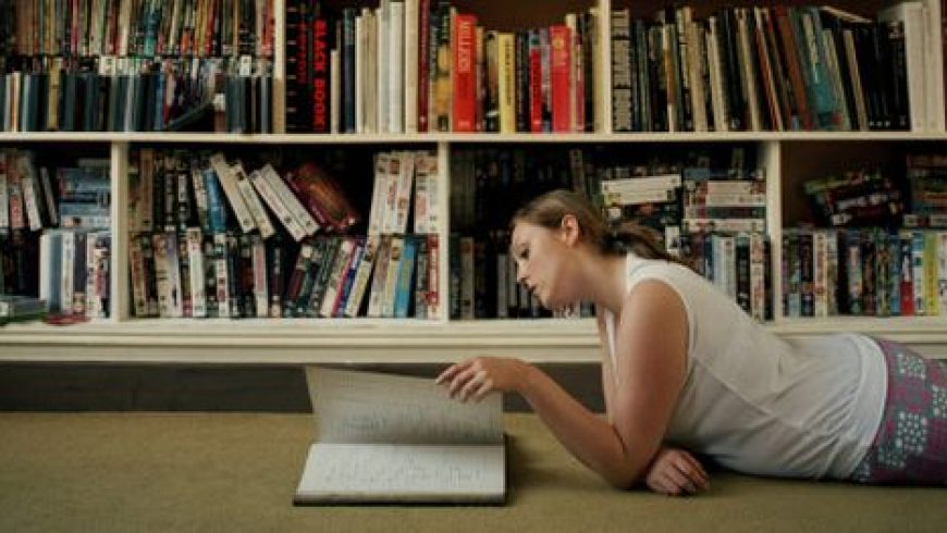 Μια νέα έρευνα αποκαλύπτει πως το διάβασμα συγκεκριμένων βιβλίων ίσως μας κάνει καλύτερους ανθρώπους