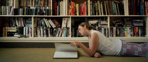 Μια νέα έρευνα αποκαλύπτει πως το διάβασμα συγκεκριμένων βιβλίων ίσως μας κάνει καλύτερους ανθρώπους