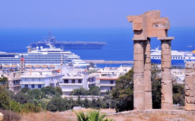 Ο τουρισμός σώζει την ασθμαίνουσα ελληνική οικονομία