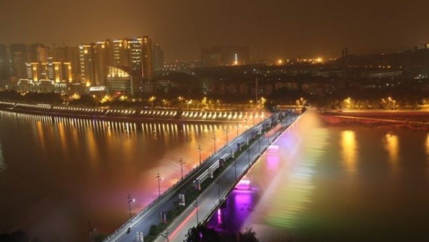 Συντριβάνι με εντυπωσιακούς φωτισμούς για το φεστιβάλ φθινοπώρου στην Κίνα