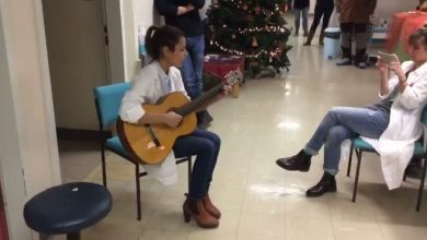 Ιωάννινα: Νεαροί γιατροί έπαιξαν μουσική στους ασθενείς τους