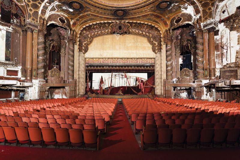 15 Eerily Beautiful Photos of Abandoned Movie Theaters