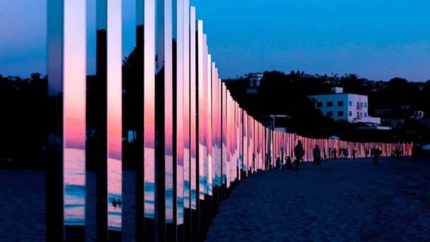Εγκατάσταση από κολώνες αντανάκλασης σε παραλία της Καλιφόρνια