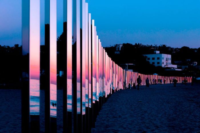 Εγκατάσταση από κολώνες αντανάκλασης σε παραλία της Καλιφόρνια
