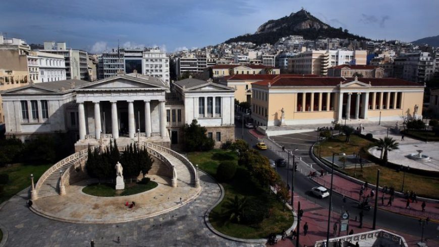 Στα άδυτα της Εθνικής Βιβλιοθήκης της Ελλάδος, λίγο πριν οι θησαυροί της μεταφερθούν στη νέα τους στέγη