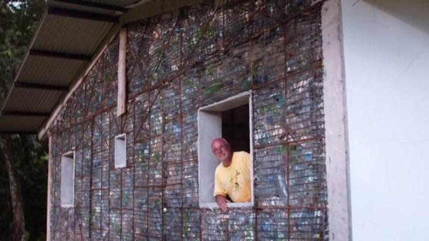 Δροσερά και αντισεισμικά σπίτια από ανακυκλωμένα πλαστικά μπουκάλια