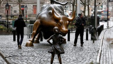 A statue of a defiant girl now confronts the famous «Charging Bull» on Wall St.