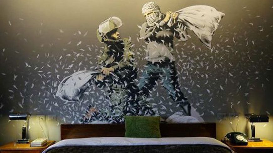 Μία «βόλτα» μέχρι το ξενοδοχείο του Banksy στη Βηθλεέμ