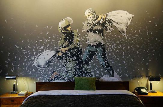 Μία «βόλτα» μέχρι το ξενοδοχείο του Banksy στη Βηθλεέμ