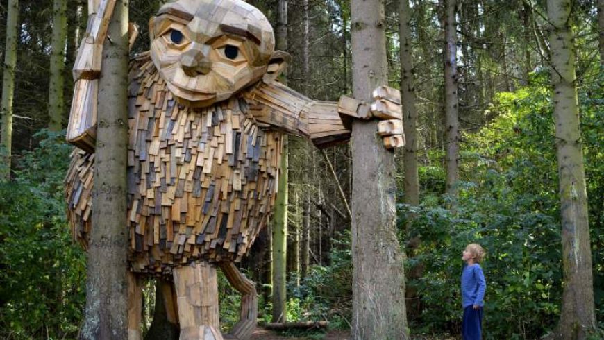 Τι κάνουν έξι ξύλινοι γίγαντες κρυμμένοι στα δάση της Κοπεγχάγης;