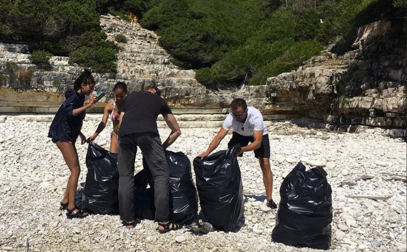 Η οικογένεια του Γουίλ Σμιθ κάνει διακοπές στην Ελλάδα και καθαρίζει τις παραλίες των Αντίπαξων