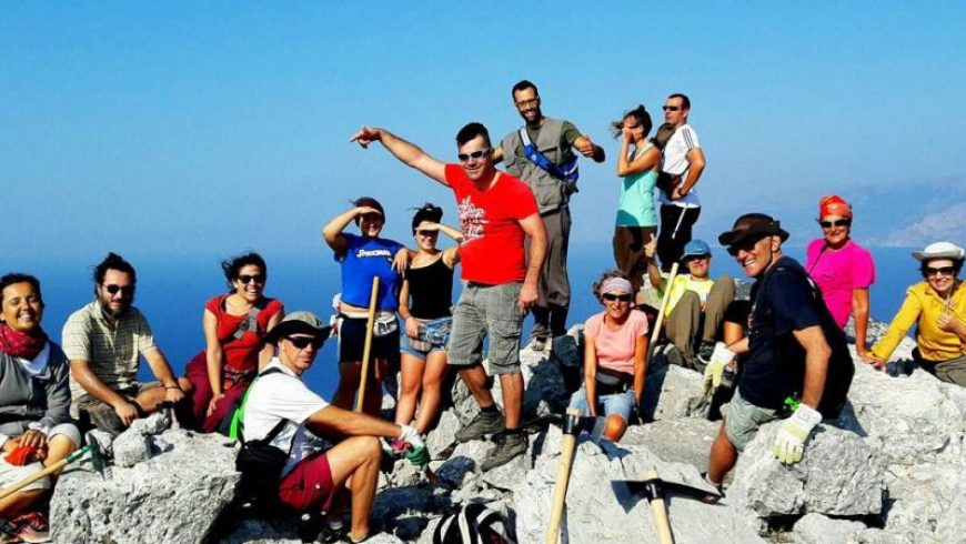 Εθελοντές αναδεικνύουν κρυμμένα μονοπάτια στα ελληνικά νησιά