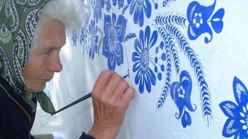 Μια 90χρονη γιαγιά από την Τσεχία, περνά το χρόνο της ζωγραφίζοντας τα σπίτια του χωριού της