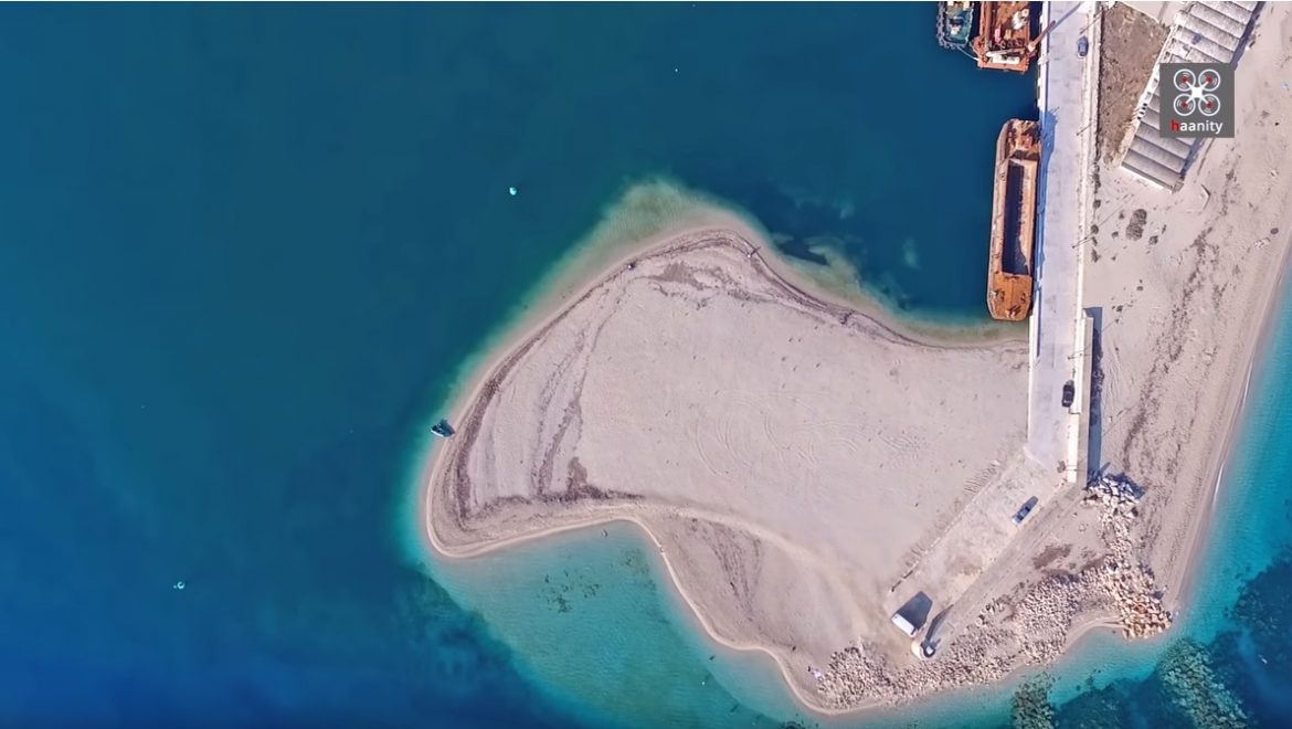 Αμμόγλωσσα, η κατάλευκη παραλία της Λευκάδας που αλλάζει συνεχώς πρόσωπα