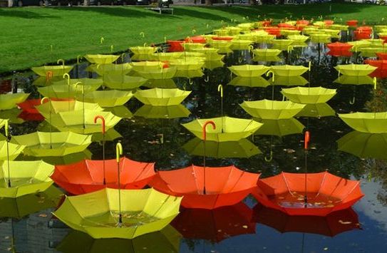 Ένα ποτάμι από πολύχρωμες ομπρέλες