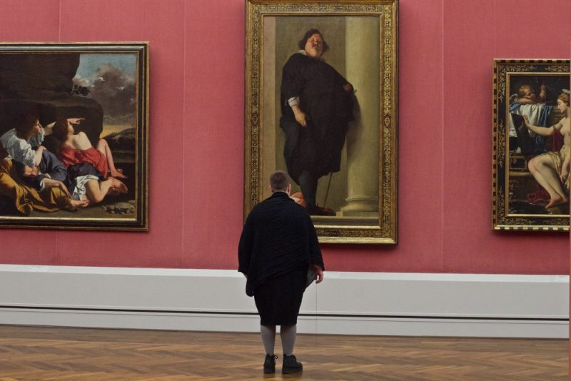 Museum Patrons Accidentally Matching Artworks Photographed by Stefan Draschan