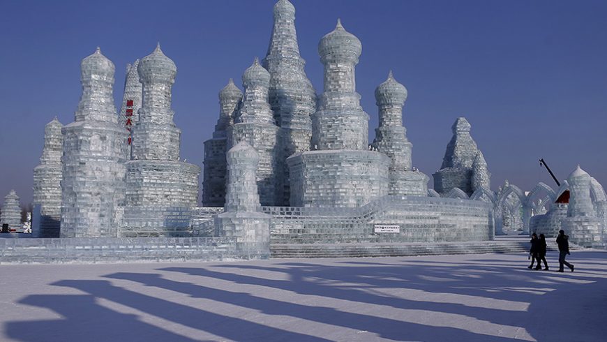 Κινέζοι καλλιτέχνες δημιουργούν γλυπτό 300 μέτρων από χιόνι