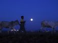 Εντυπωσιακές φωτογραφίες ανά τον κόσμο από το μεγαλύτερο φεγγάρι του 2017
