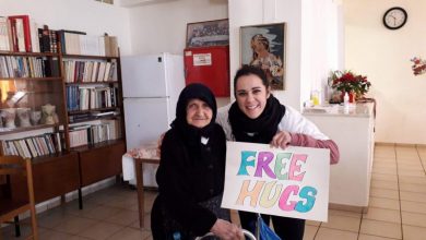 Free Hugs και ζεστά χαμόγελα από την Equal Society