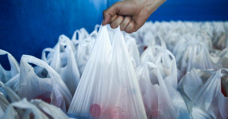Εταιρεία στη Γκάνα μετατρέπει πλαστικές σακούλες σε πλάκες πεζοδρομίου
