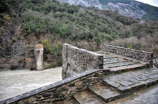Ήπειρος: Εργασίες αποκατάστασης του γεφυριού της Πλάκας