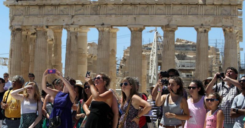 Guardian: Γιατί ο τουρισμός στα ελληνικά νησιά μπορεί να γυρίσει μπούμερανγκ