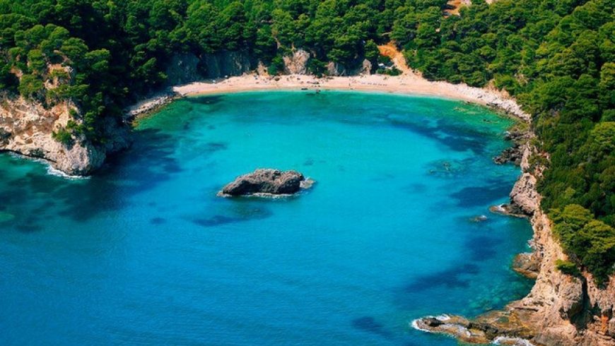 Αλωνάκι και Σαρακήνικο μέσα στις 10 αξιοζήλευτες παραλίες στην ηπειρωτική Ελλάδα