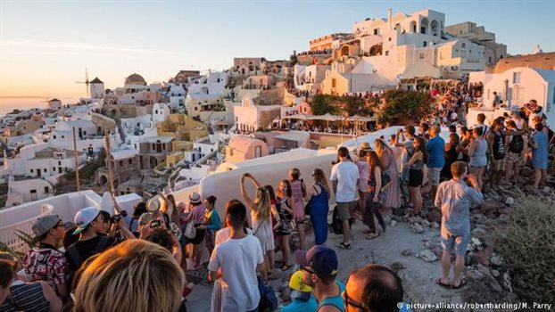 DW : Οι παρενέργειες της ελληνικής τουριστικής ανάπτυξης