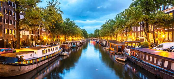 Το Άμστερνταμ βάζει τους τουρίστες να μαζεύουν πλαστικά από τα κανάλια!