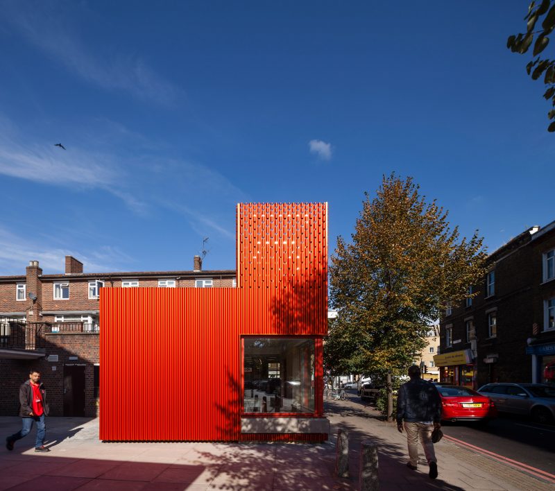Η κόκκινη εντυπωσιακή βιβλιοθήκη του Ανατολικού Λονδίνου
