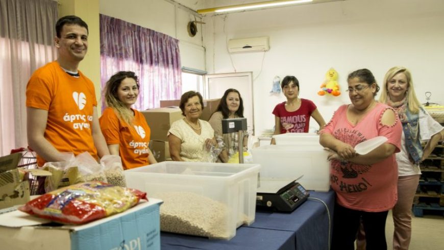 Μια ομάδα συγκεντρώνει τρόφιμα από εστιατόρια της Αθήνας και τα μοιράζει σε άπορες οικογένειες