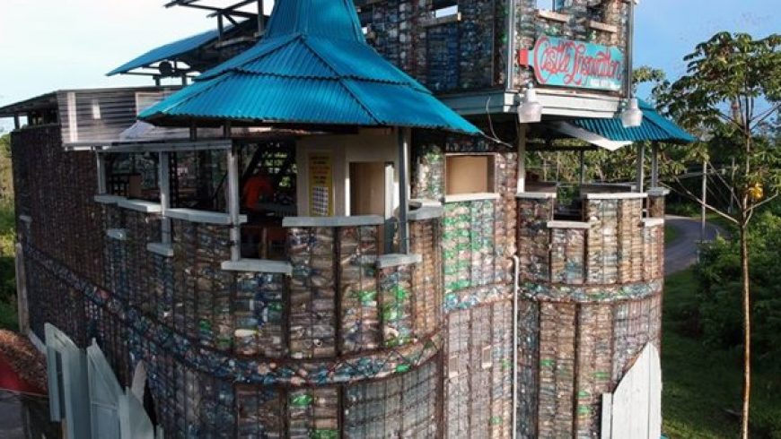 Αυτό είναι το χωριό από πλαστικά μπουκάλια στον Παναμά
